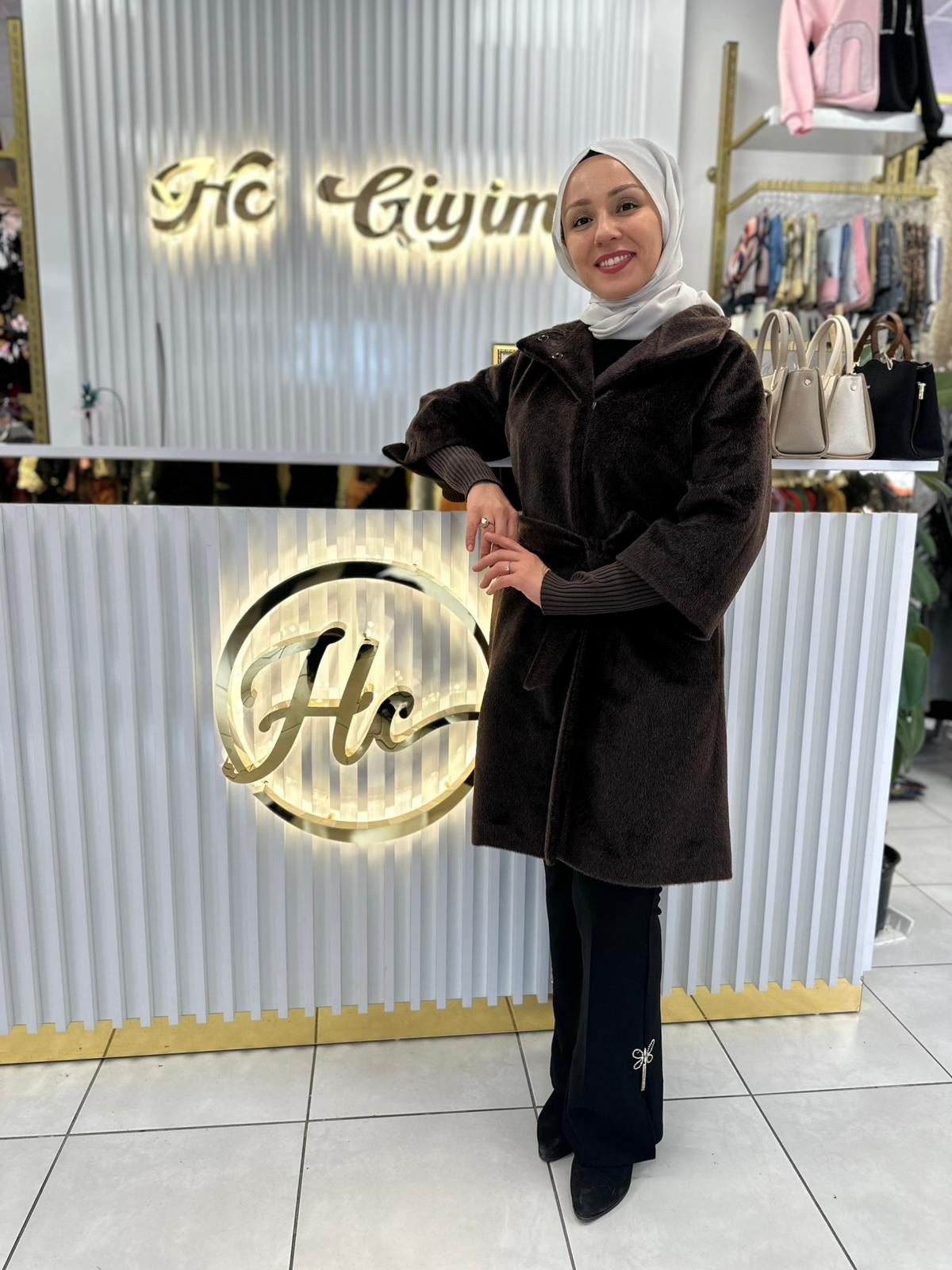 KAHVERENGİ BROŞ DETAYLI ANGORA KABAN