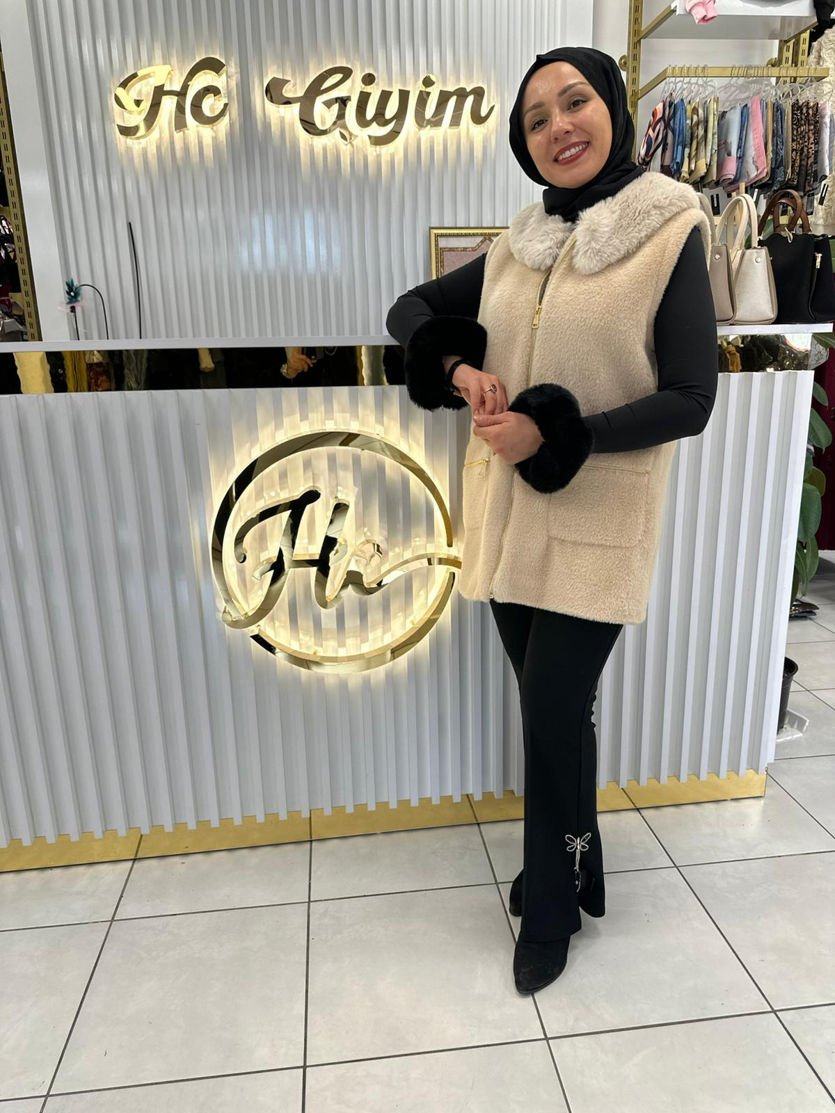 BEJ YAKA KÜRK DETAYLI ANGORA YELEK