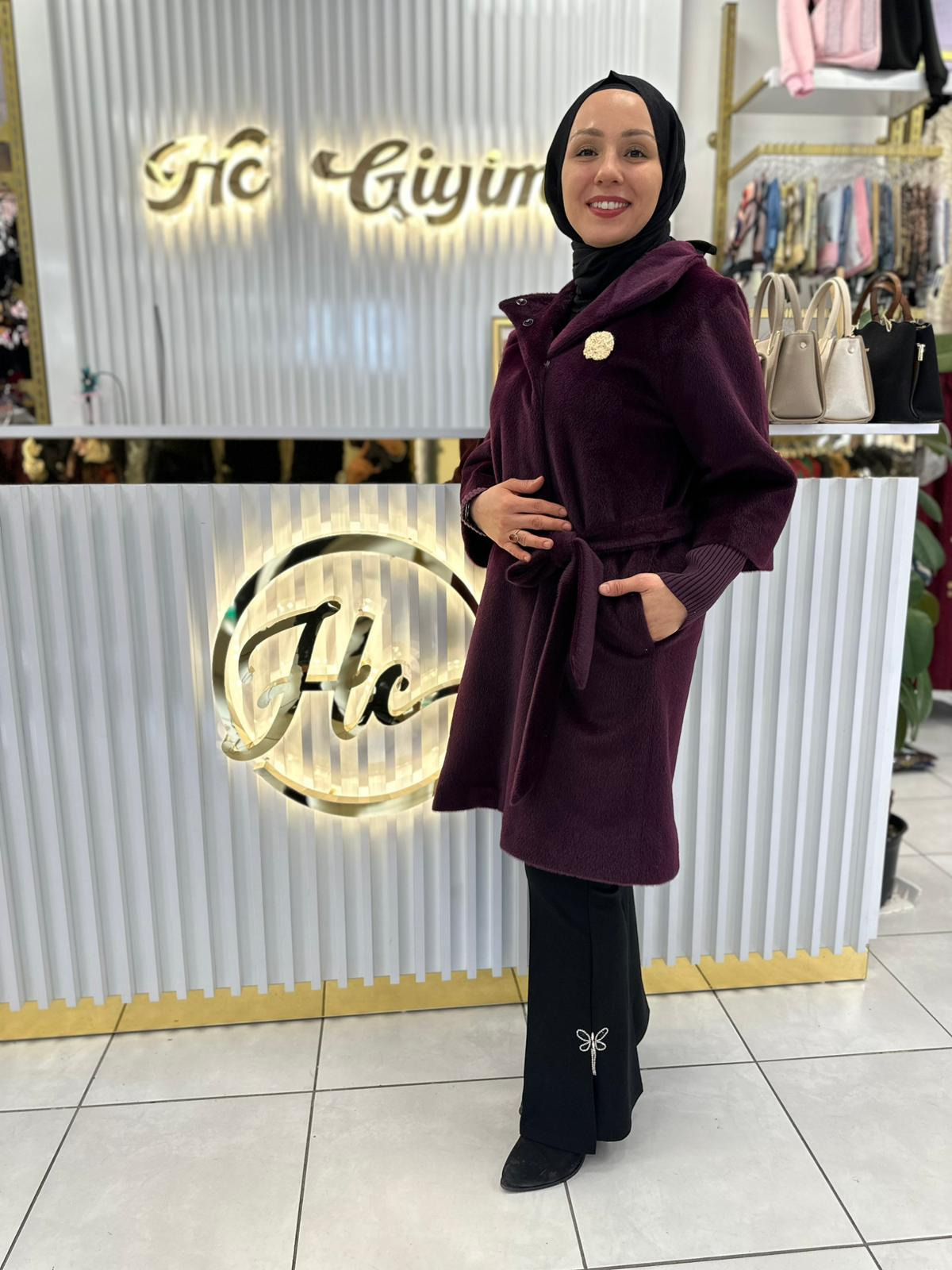 MÜRDÜM BROŞ DETAYLI ANGORA KABAN