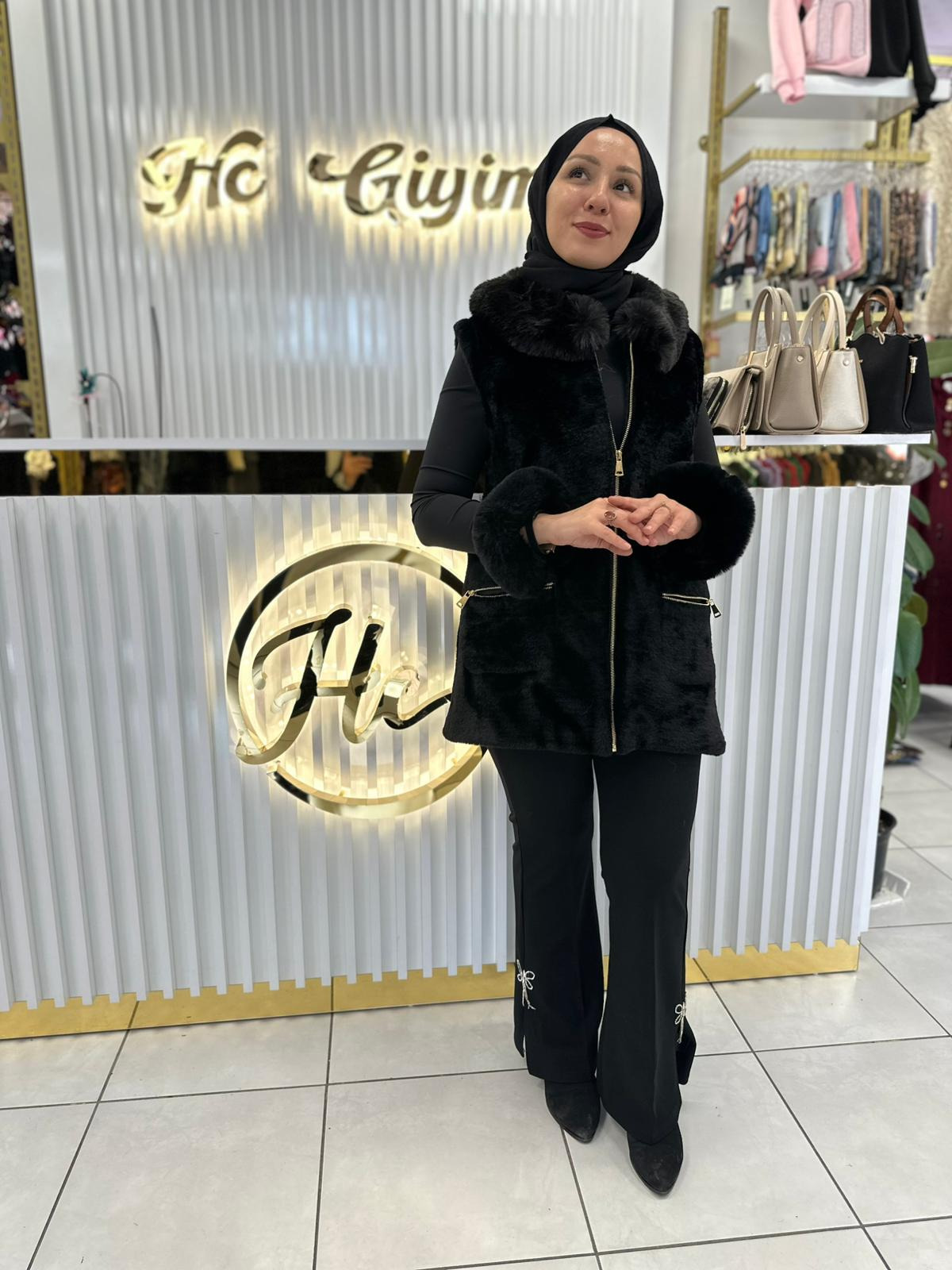 SİYAH YAKA KÜRK DETAYLI ANGORA YELEK