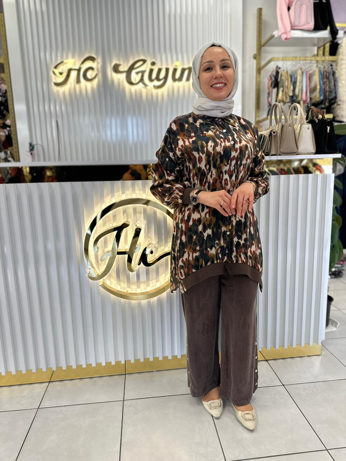 KAHVERENGİ DESENLİ PAÇA ZIMBA DETAYLI İPEK CUPRA TAKIM