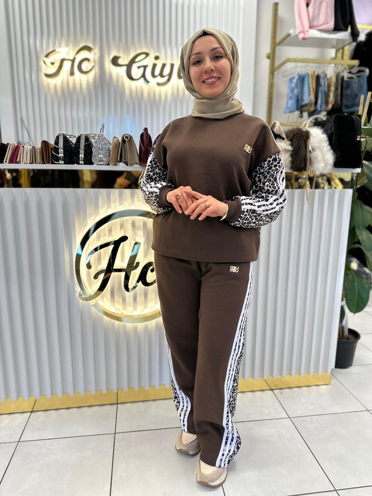 KAHVERENGİ LEOPAR DETAYLI SPOR TAKIM 