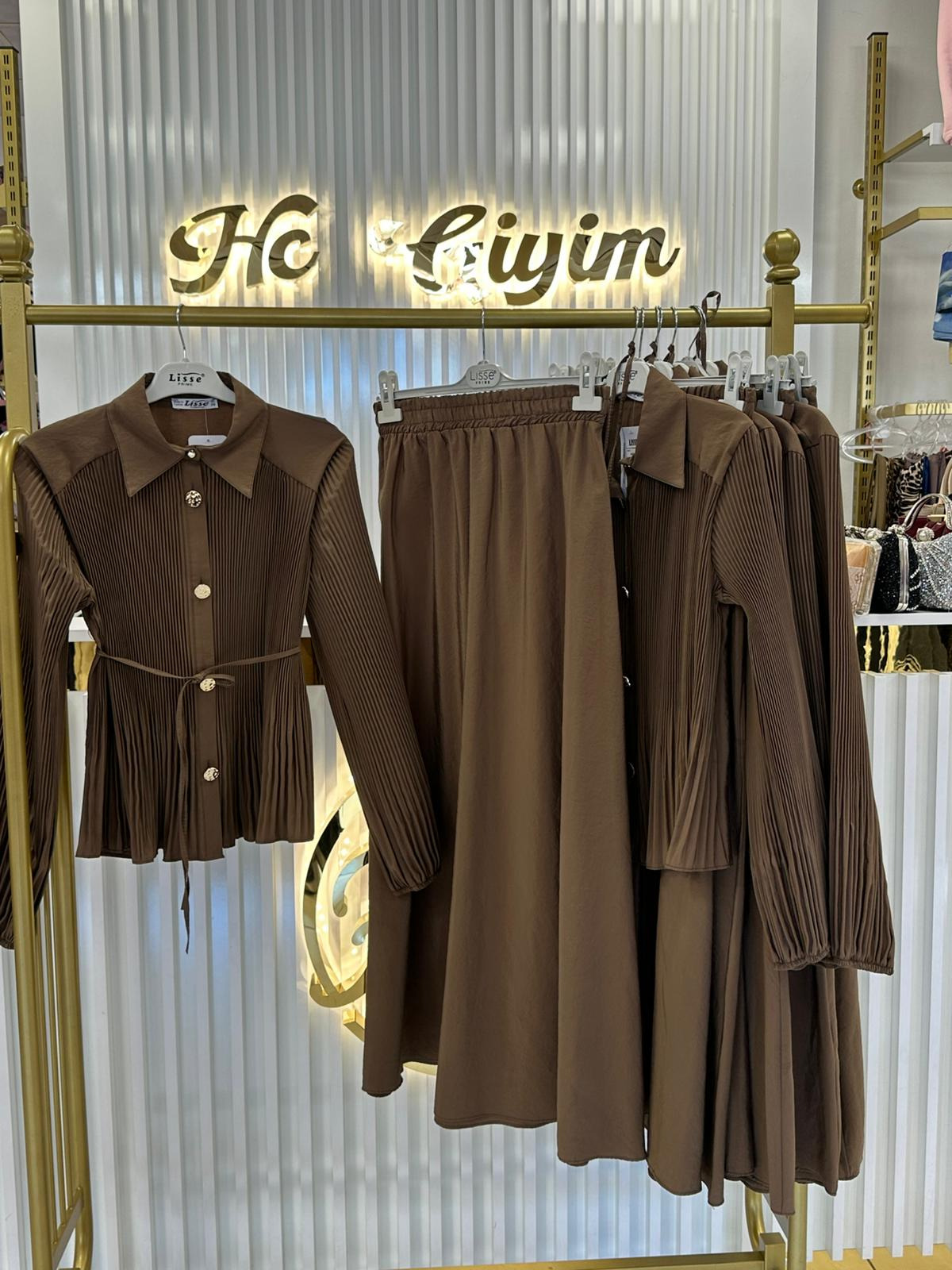 KAHVERENGİ PİLİSE GÖMLEKLİ ETEKLİ TAKIM