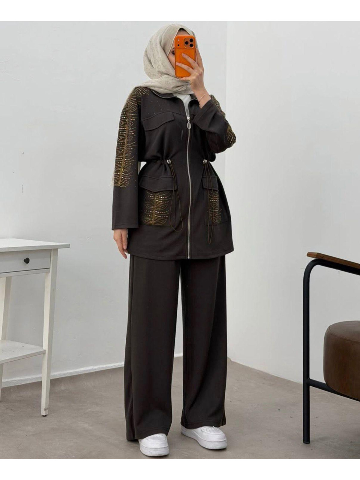 KAHVERENGİ TAŞ DETAYLI TAKIM