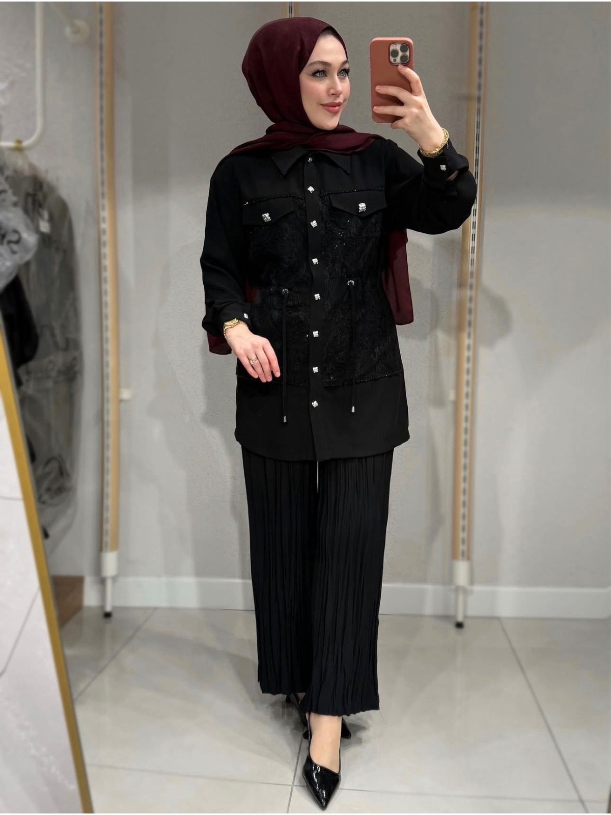 SİYAH GÜPÜR DETAYLI KIRIŞIK PANTOLONLU TAKIM