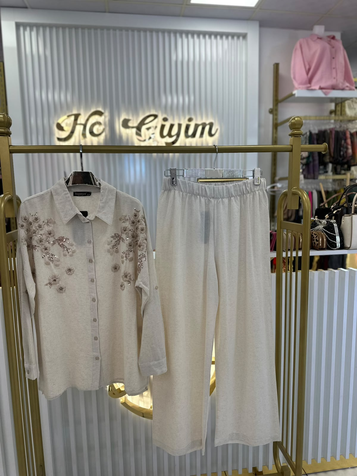 KABARTMA NAKIŞ İŞLEMELİ KETEN TAKIM